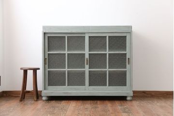 アンティーク家具　アンティークペイント　ダイヤガラス入り脚付き収納棚