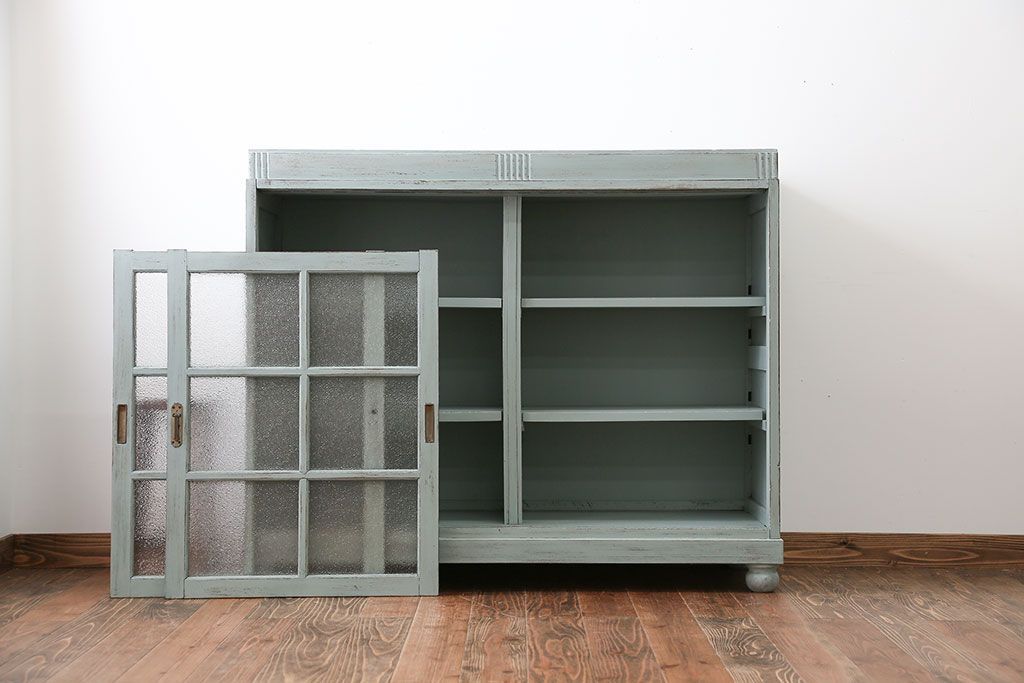 アンティーク家具　アンティークペイント　ダイヤガラス入り脚付き収納棚