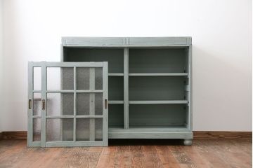 アンティーク家具　アンティークペイント　ダイヤガラス入り脚付き収納棚