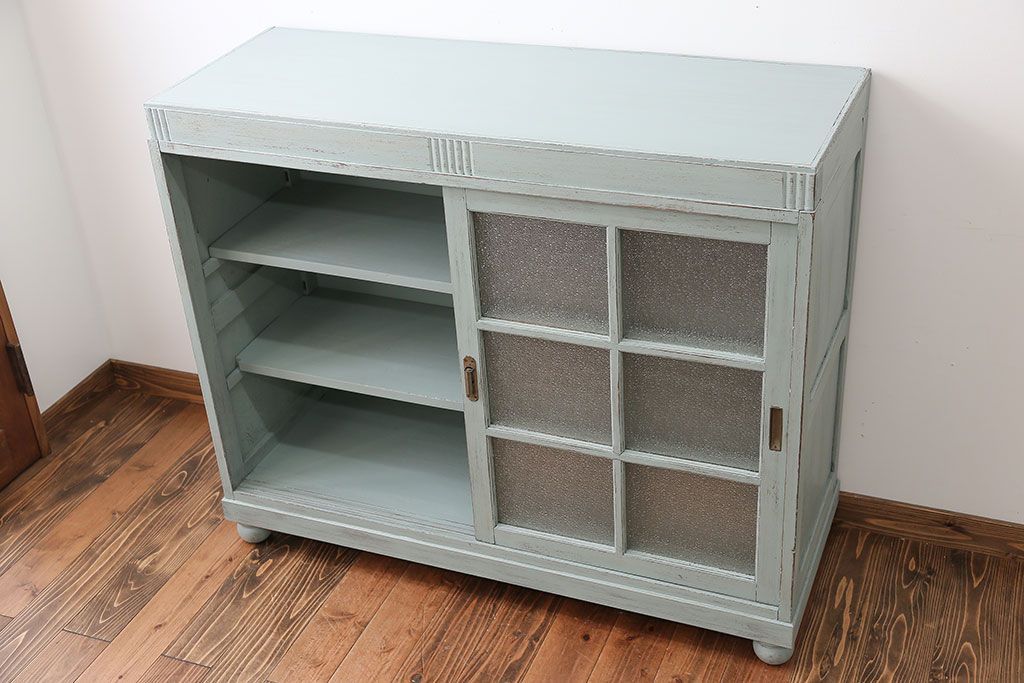 アンティーク家具　アンティークペイント　ダイヤガラス入り脚付き収納棚