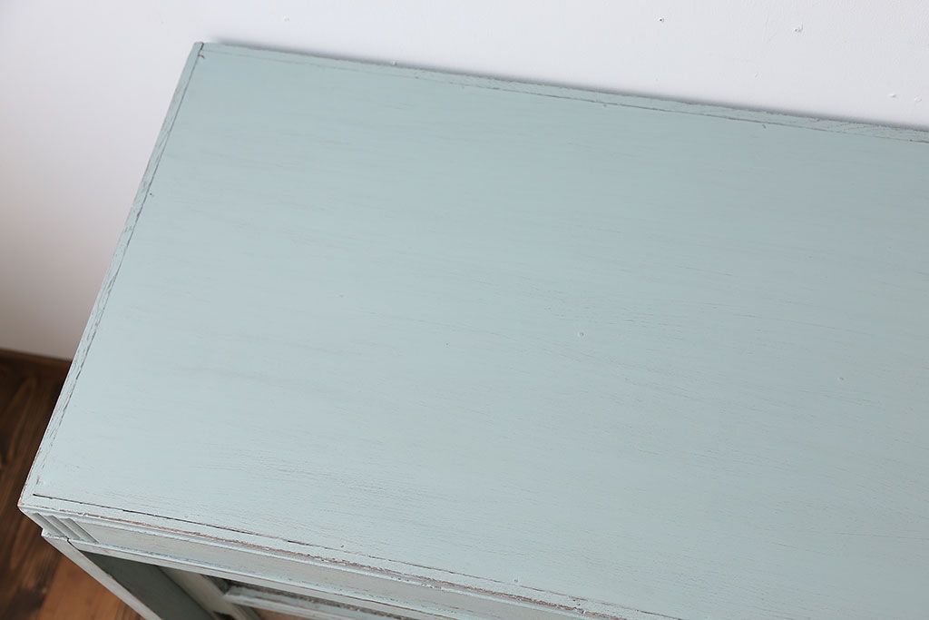 アンティーク家具　アンティークペイント　ダイヤガラス入り脚付き収納棚