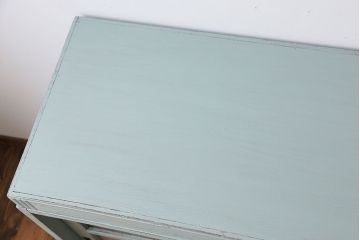 アンティーク家具　アンティークペイント　ダイヤガラス入り脚付き収納棚