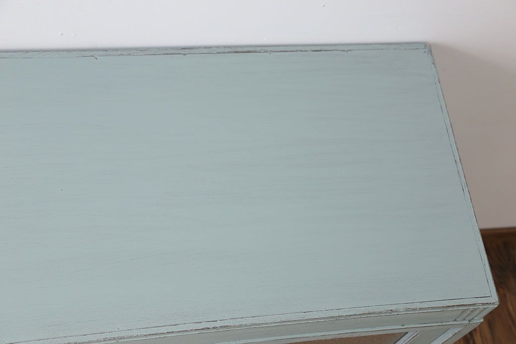 アンティーク家具　アンティークペイント　ダイヤガラス入り脚付き収納棚