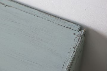 アンティーク家具　アンティークペイント　ダイヤガラス入り脚付き収納棚