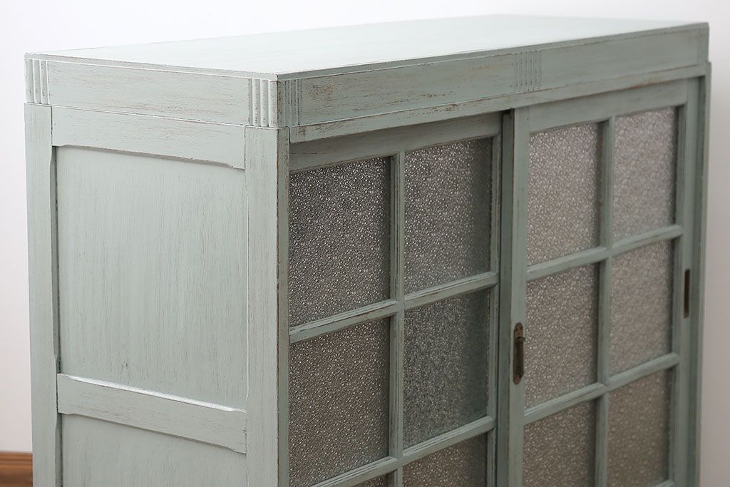 アンティーク家具　アンティークペイント　ダイヤガラス入り脚付き収納棚