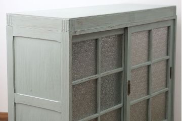 アンティーク家具　アンティークペイント　ダイヤガラス入り脚付き収納棚