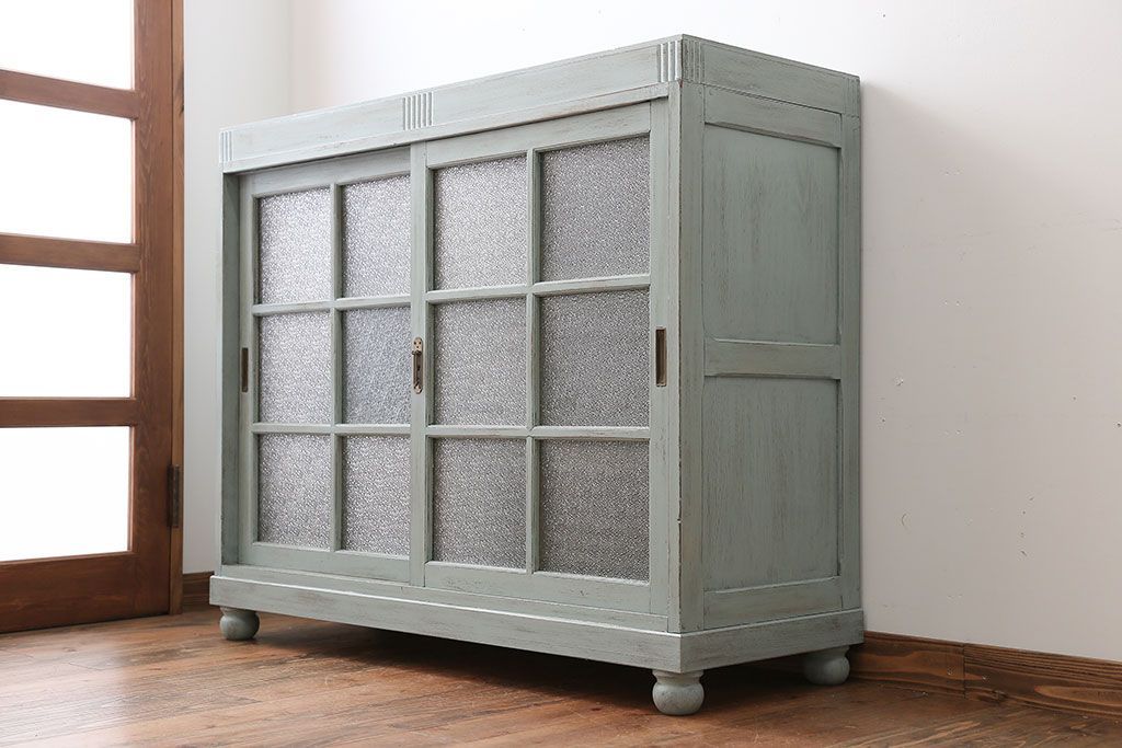 アンティーク家具　アンティークペイント　ダイヤガラス入り脚付き収納棚