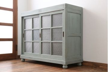 アンティーク家具　アンティークペイント　ダイヤガラス入り脚付き収納棚