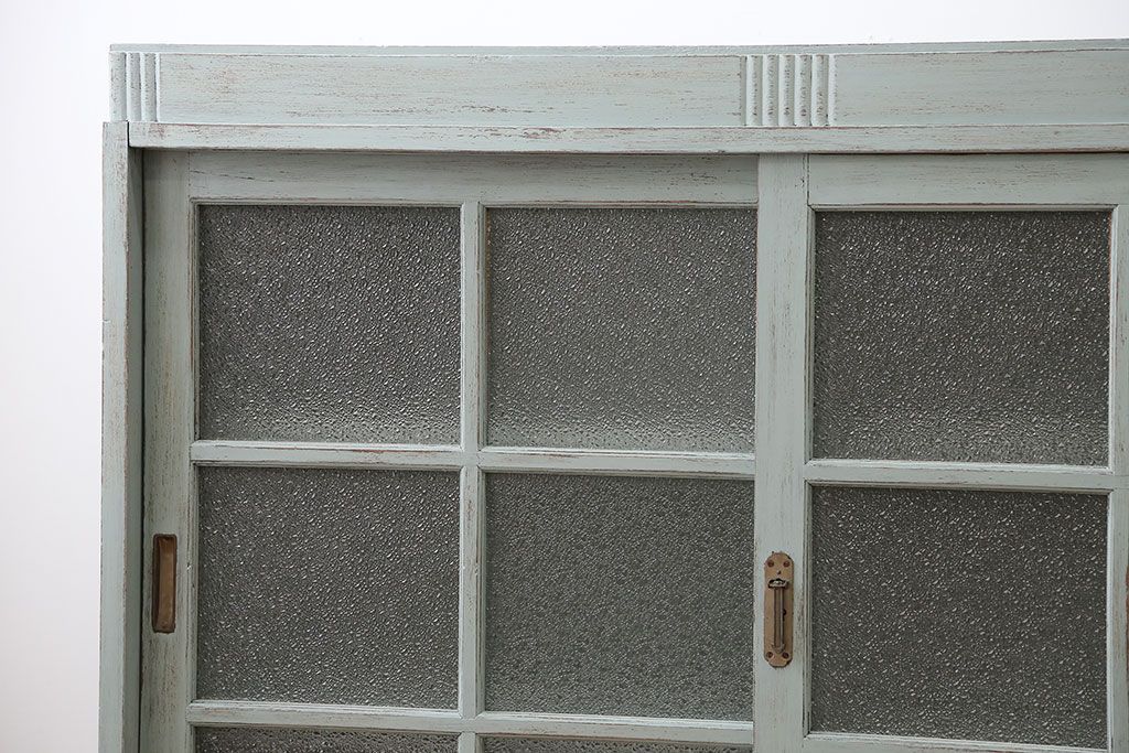 アンティーク家具　アンティークペイント　ダイヤガラス入り脚付き収納棚