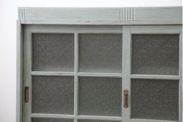 アンティーク家具　アンティークペイント　ダイヤガラス入り脚付き収納棚