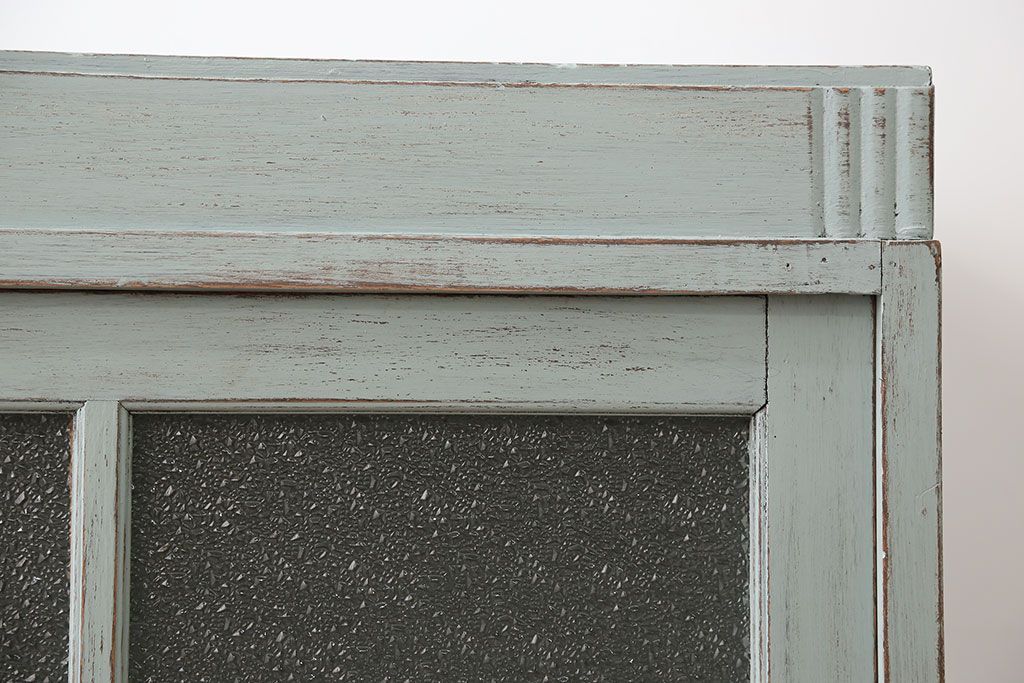 アンティーク家具　アンティークペイント　ダイヤガラス入り脚付き収納棚