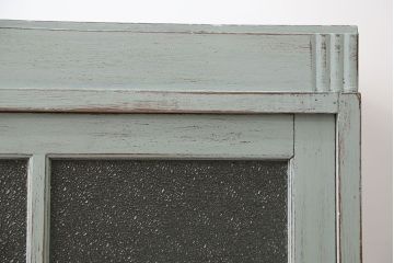 アンティーク家具　アンティークペイント　ダイヤガラス入り脚付き収納棚