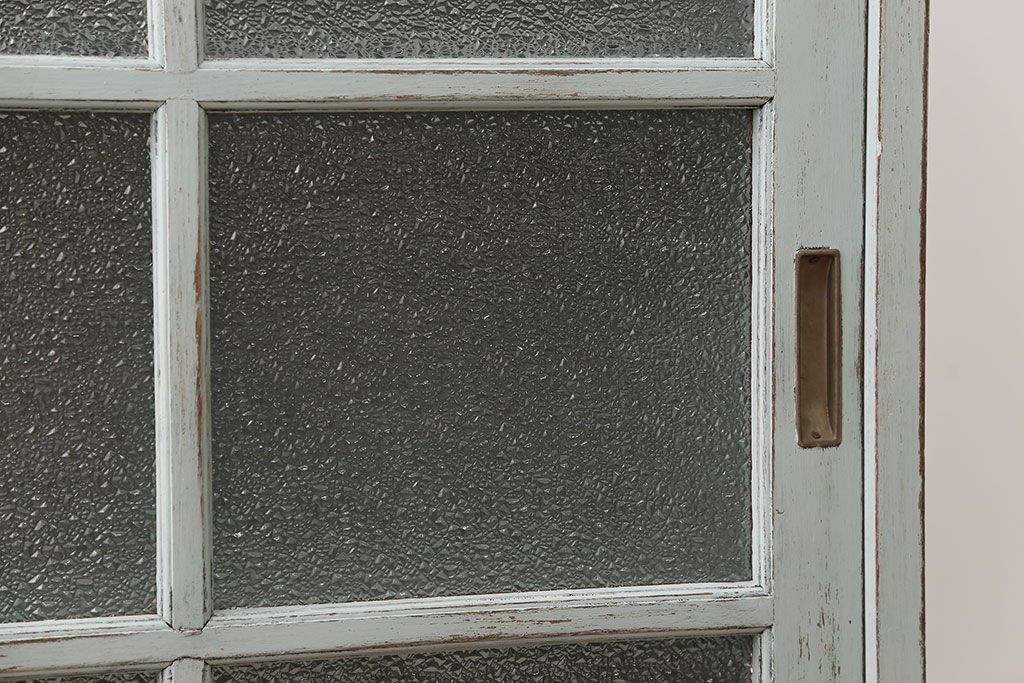 アンティーク家具　アンティークペイント　ダイヤガラス入り脚付き収納棚