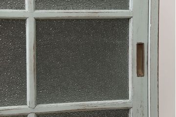 アンティーク家具　アンティークペイント　ダイヤガラス入り脚付き収納棚