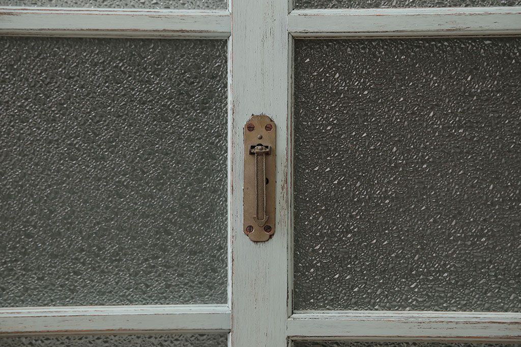 アンティーク家具　アンティークペイント　ダイヤガラス入り脚付き収納棚