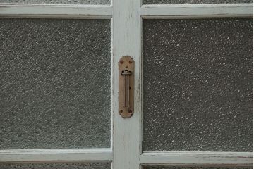 アンティーク家具　アンティークペイント　ダイヤガラス入り脚付き収納棚