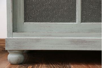 アンティーク家具　アンティークペイント　ダイヤガラス入り脚付き収納棚