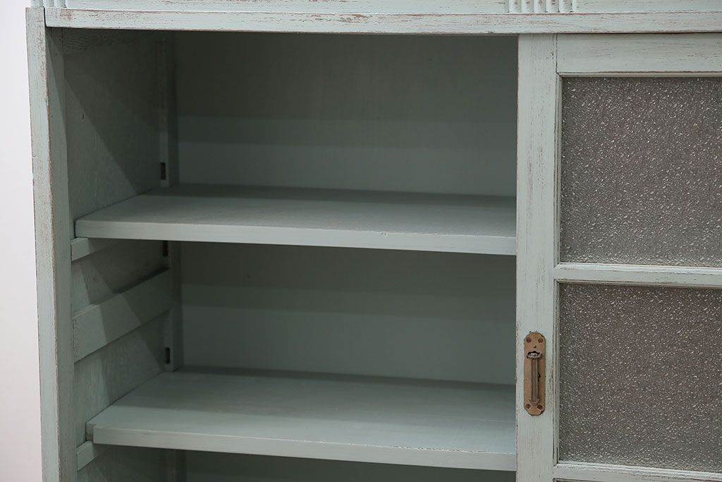 アンティーク家具　アンティークペイント　ダイヤガラス入り脚付き収納棚