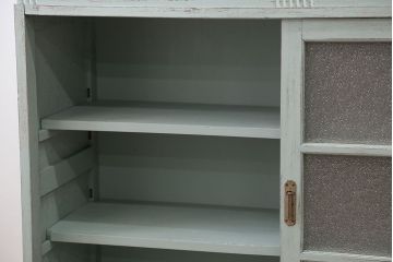 アンティーク家具　アンティークペイント　ダイヤガラス入り脚付き収納棚