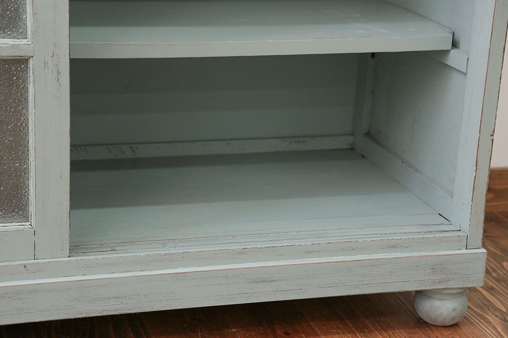 アンティーク家具　アンティークペイント　ダイヤガラス入り脚付き収納棚