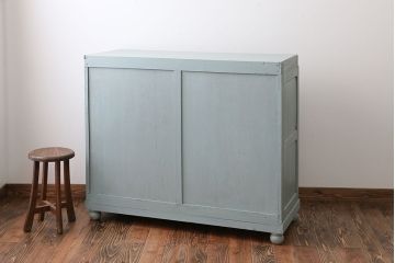 アンティーク家具　アンティークペイント　ダイヤガラス入り脚付き収納棚