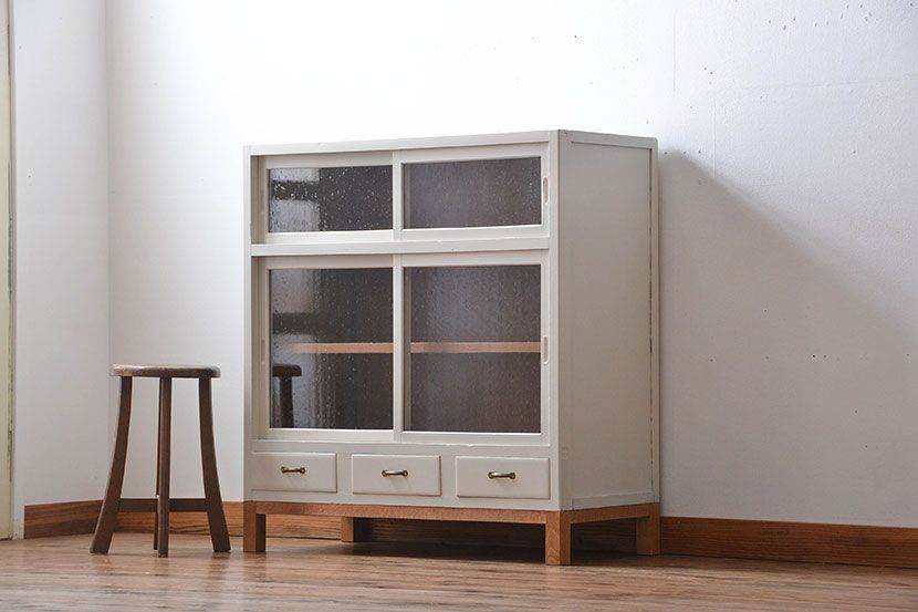 アンティーク家具　気泡ガラス入りペイント収納棚