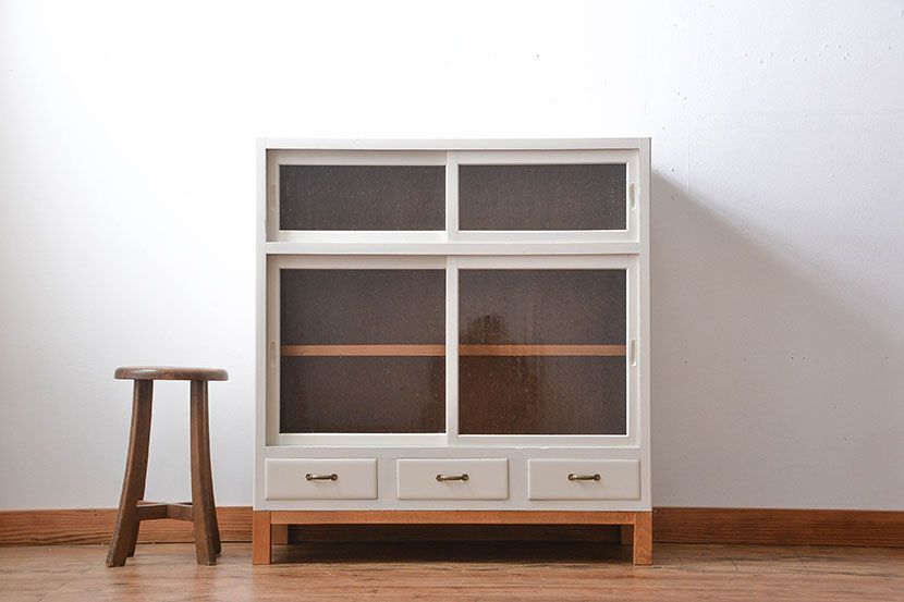 アンティーク家具　気泡ガラス入りペイント収納棚