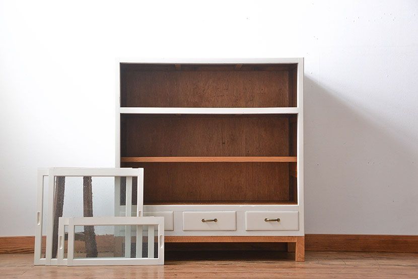 アンティーク家具　気泡ガラス入りペイント収納棚