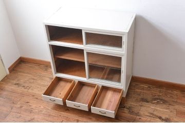 アンティーク家具　気泡ガラス入りペイント収納棚