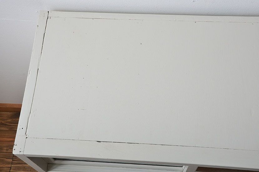 アンティーク家具　気泡ガラス入りペイント収納棚