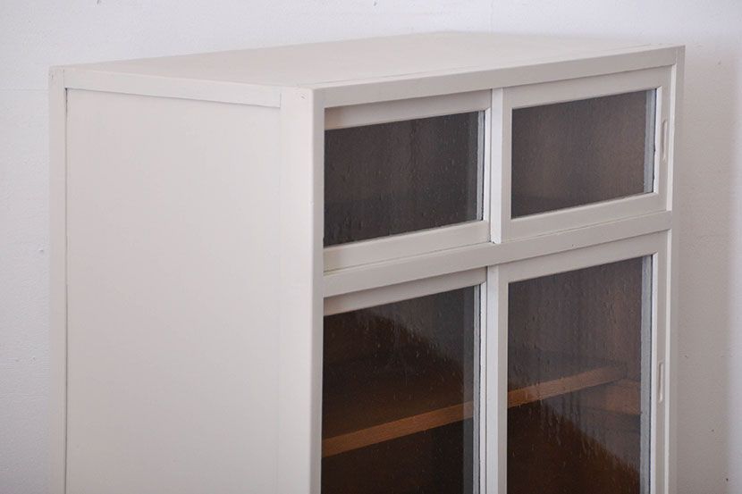 アンティーク家具　気泡ガラス入りペイント収納棚