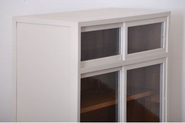 アンティーク家具　気泡ガラス入りペイント収納棚