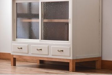 アンティーク家具　気泡ガラス入りペイント収納棚