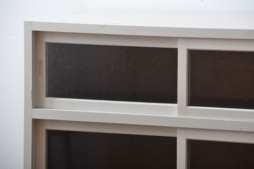 アンティーク家具　気泡ガラス入りペイント収納棚