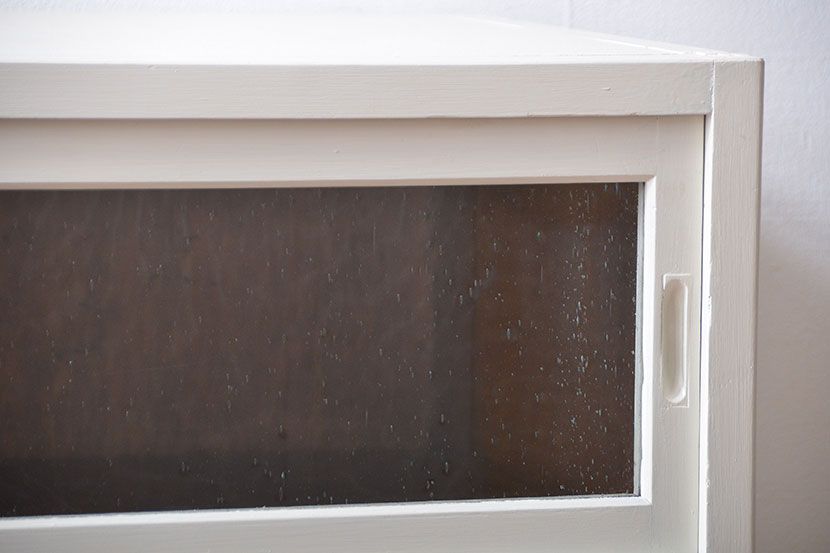 アンティーク家具　気泡ガラス入りペイント収納棚