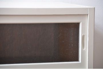 アンティーク家具　気泡ガラス入りペイント収納棚