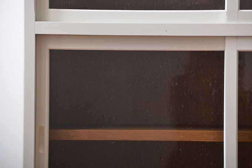 アンティーク家具　気泡ガラス入りペイント収納棚