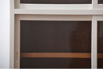 アンティーク家具　気泡ガラス入りペイント収納棚