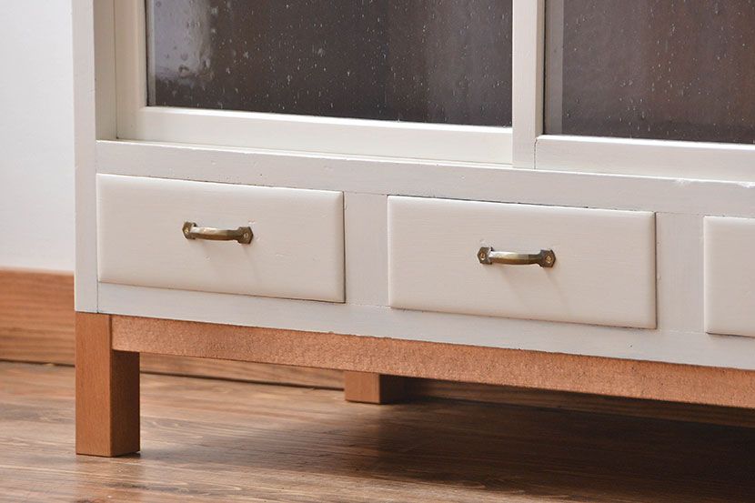 アンティーク家具　気泡ガラス入りペイント収納棚