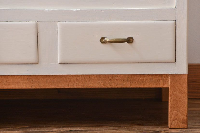 アンティーク家具　気泡ガラス入りペイント収納棚