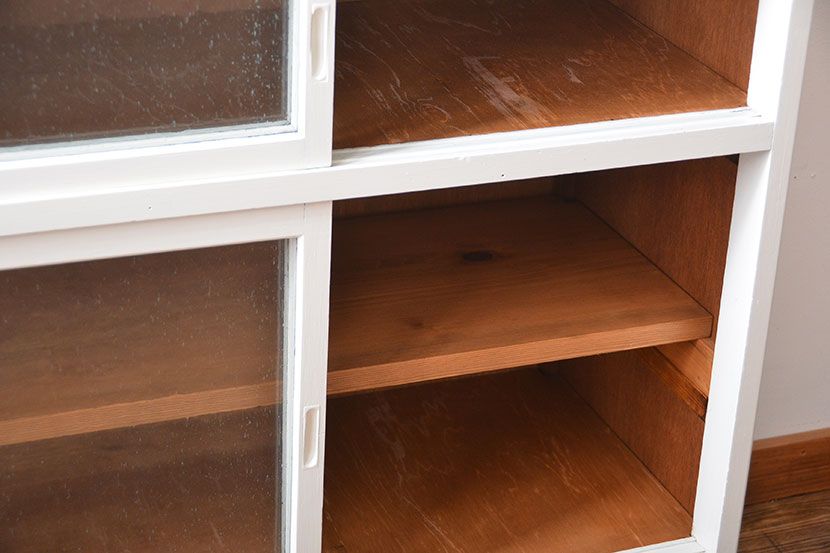 アンティーク家具　気泡ガラス入りペイント収納棚