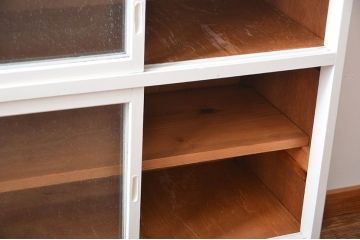 アンティーク家具　気泡ガラス入りペイント収納棚