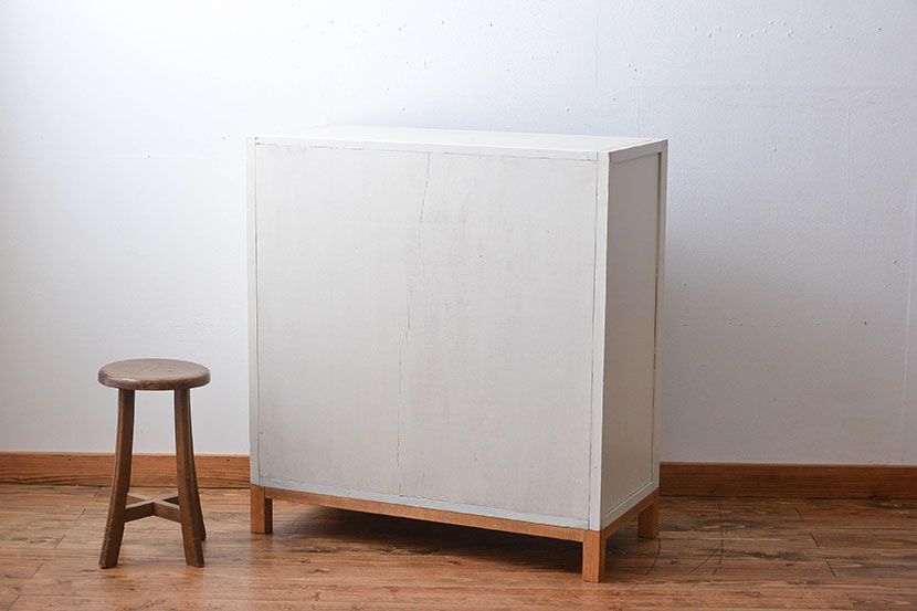 アンティーク家具　気泡ガラス入りペイント収納棚