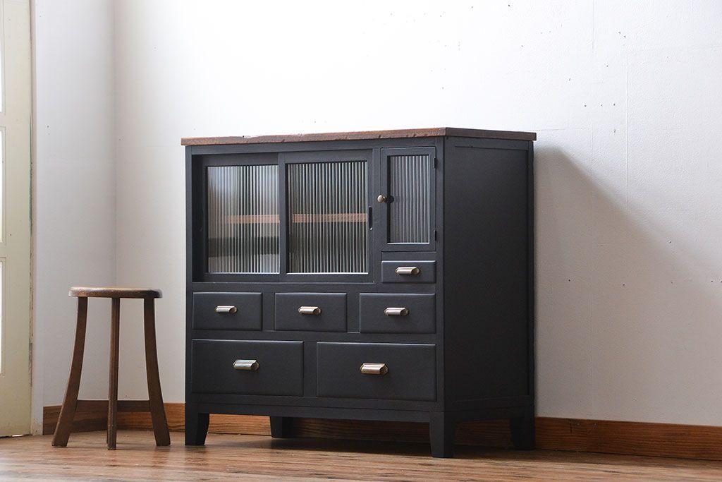 レトロ家具　昭和レトロ　モールガラス入り!脚付きペイント収納棚