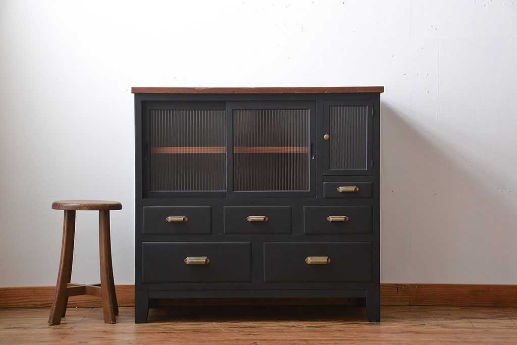 レトロ家具　昭和レトロ　モールガラス入り!脚付きペイント収納棚