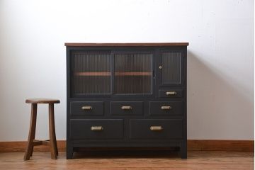 レトロ家具　昭和レトロ　モールガラス入り!脚付きペイント収納棚