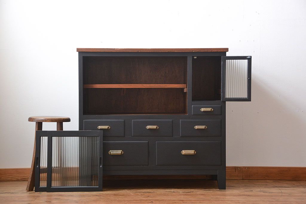 レトロ家具　昭和レトロ　モールガラス入り!脚付きペイント収納棚