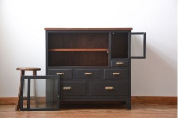 レトロ家具　昭和レトロ　モールガラス入り!脚付きペイント収納棚