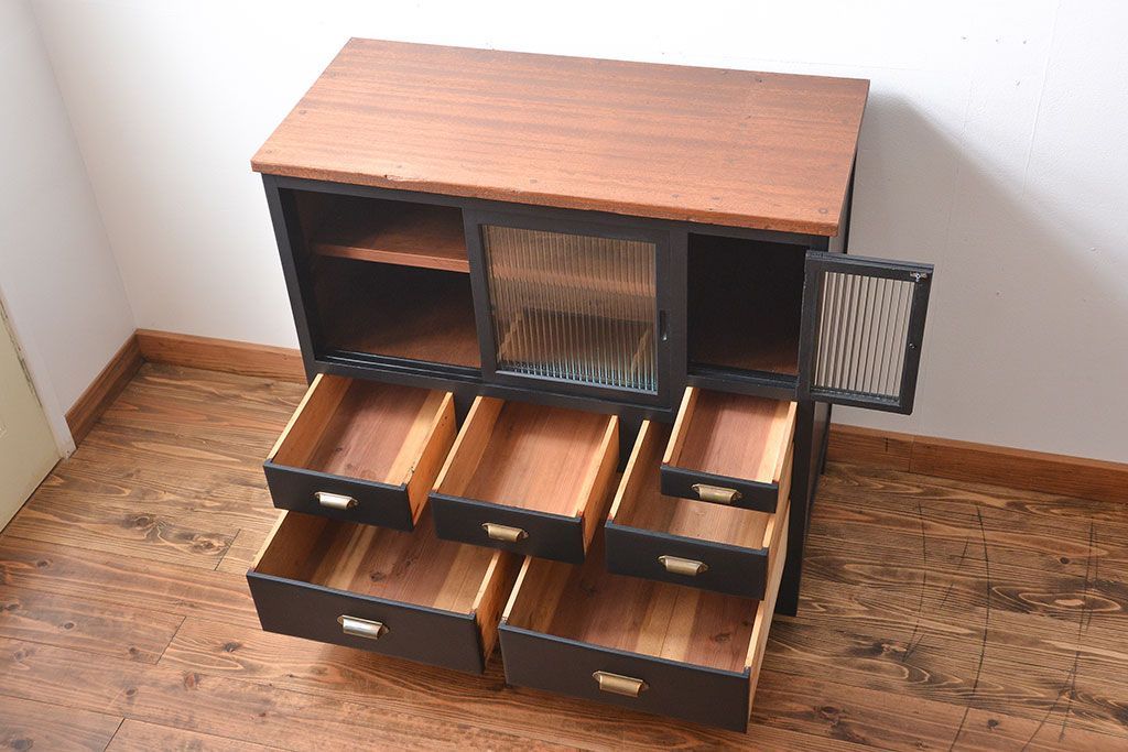 レトロ家具　昭和レトロ　モールガラス入り!脚付きペイント収納棚