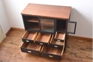 レトロ家具　昭和レトロ　モールガラス入り!脚付きペイント収納棚